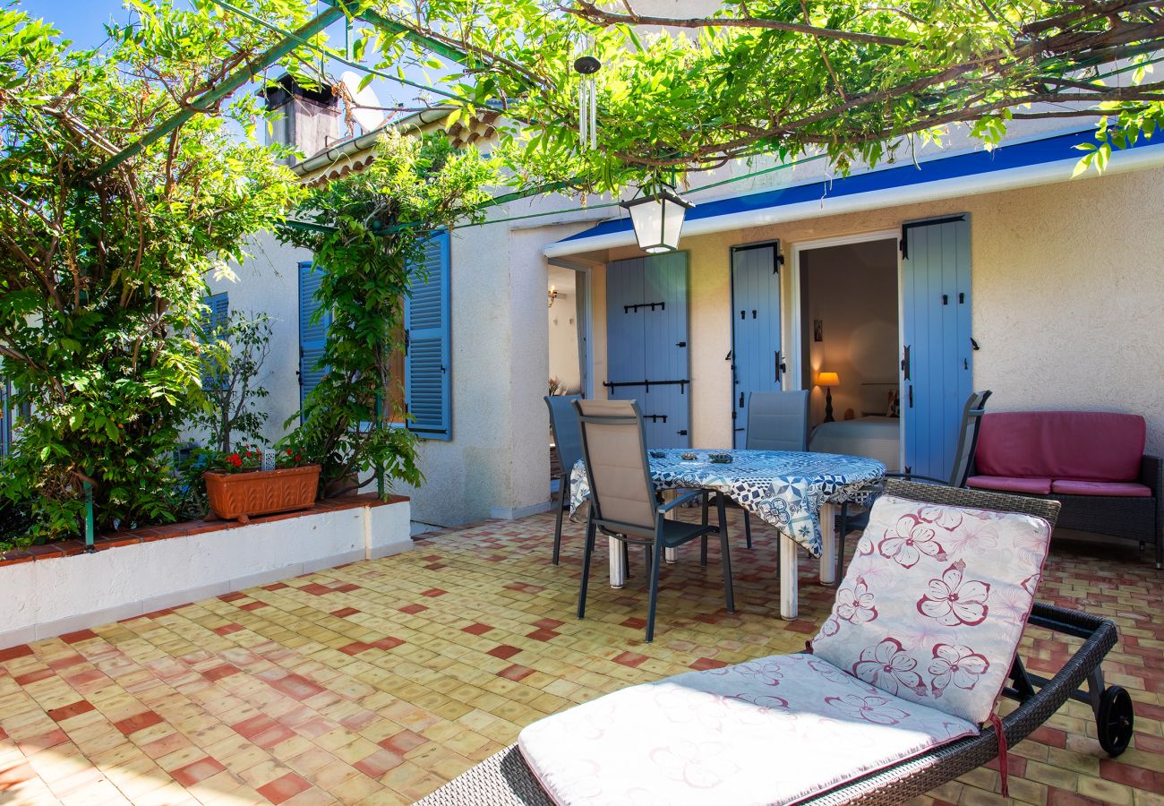 Villa in Juan-les-Pins - VILLA LES ONDES, Charmente Villa, terrace, garden with swimming pool by RIVIERA HOLIDAY HOMES