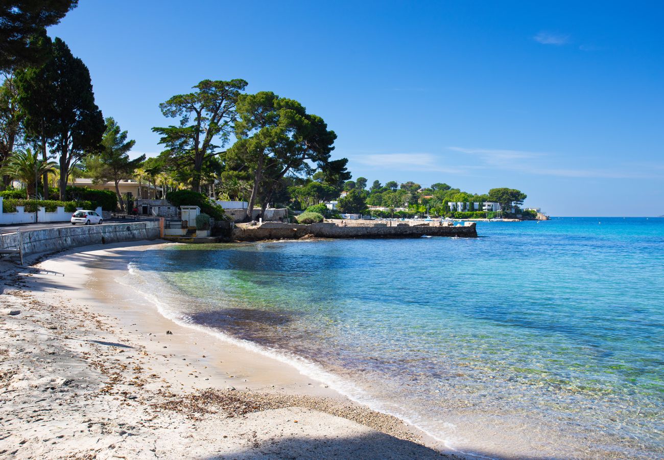 Villa à Juan-les-Pins -  VILLA LES ONDES, Charmente Villa, terrase, jardin avec piscine by RIVIERA HOLIDAY HOMES 