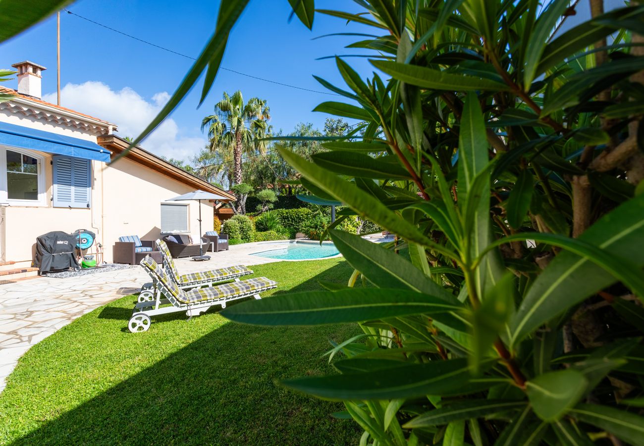 Villa à Juan-les-Pins -  VILLA LES ONDES, Charmente Villa, terrase, jardin avec piscine by RIVIERA HOLIDAY HOMES 