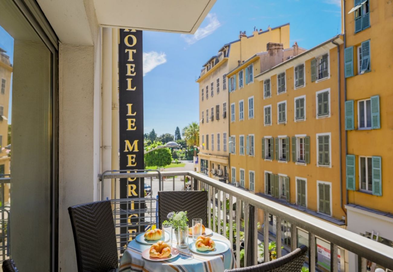 Balcon avec table et chaises