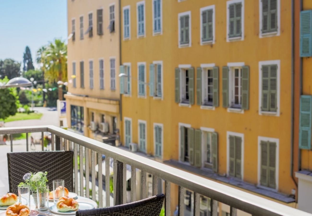 Balcon avec table et chaises