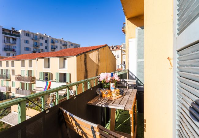 Profitez d’un café ou d’un verre sur ce balcon charmant, ensoleillé et intime.