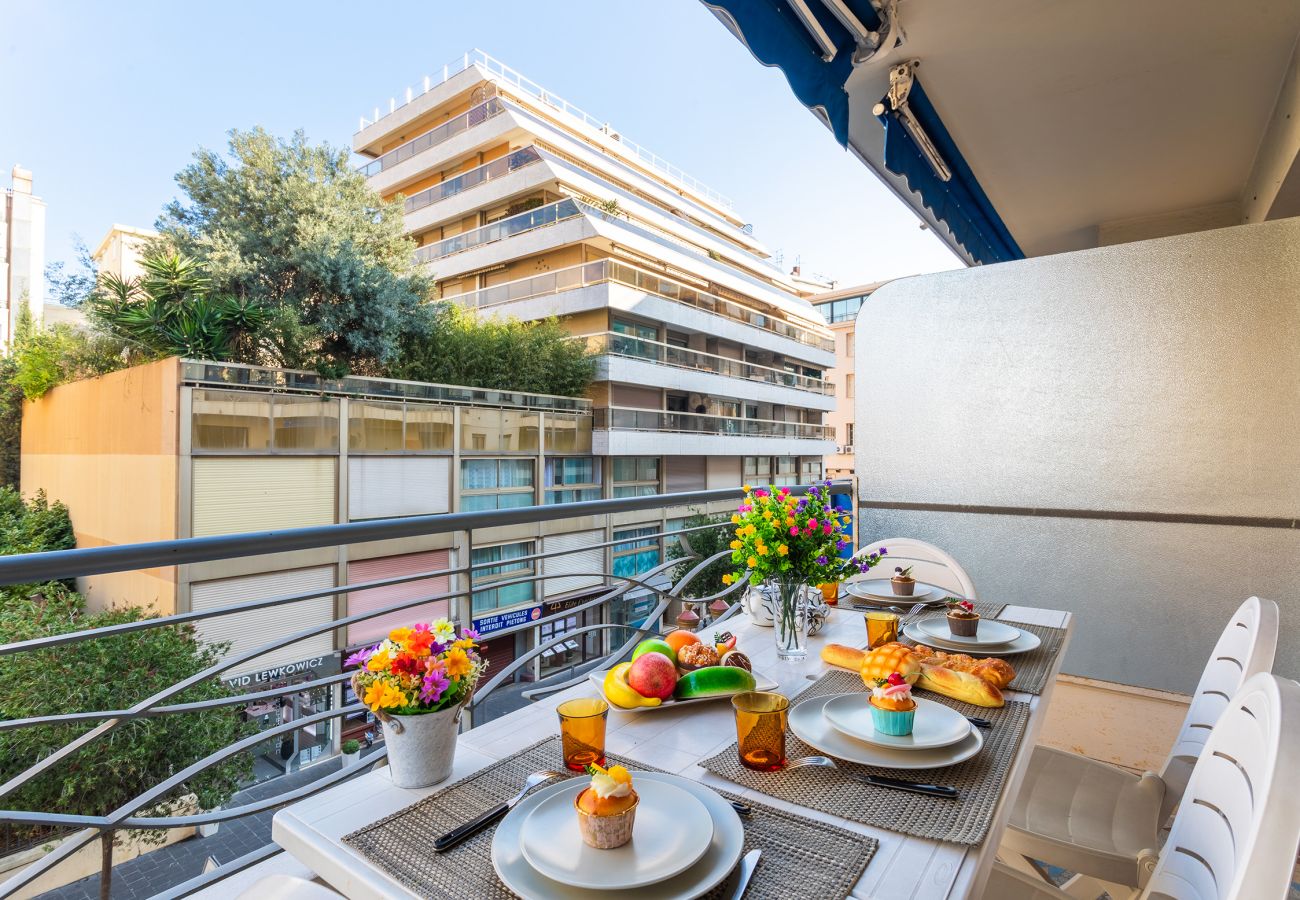 Апартаменты на Ницца / Nice -  LE FRANCE-MASSENET, Appartement contemporain avec terrasse by RIVIERA HOLIDAY HOMES 