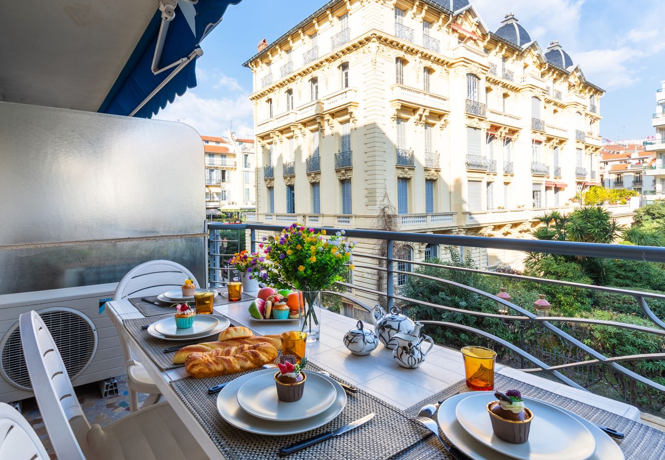 Апартаменты на Ницца / Nice -  LE FRANCE-MASSENET, Appartement contemporain avec terrasse by RIVIERA HOLIDAY HOMES 