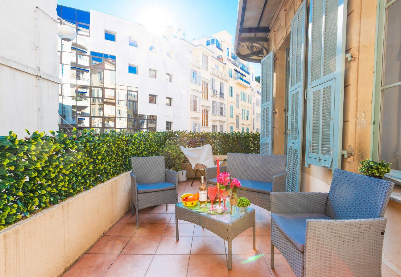 Апартаменты на Ницца / Nice - CARRE D'OR TERRACE , Appartment Lumineux avec terrasse  by RIVIERA HOLIDAY HOMES