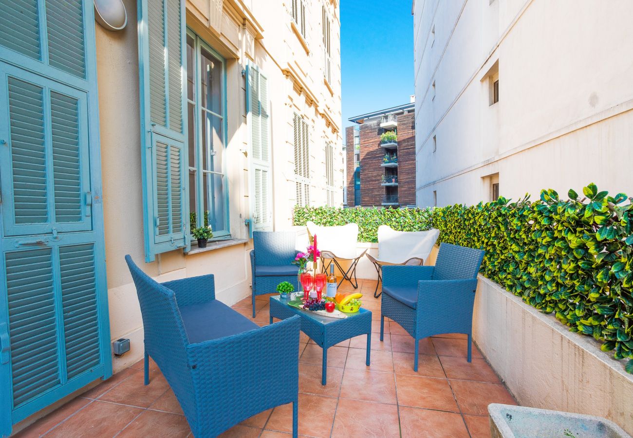 Апартаменты на Ницца / Nice - CARRE D'OR TERRACE , Appartment Lumineux avec terrasse  by RIVIERA HOLIDAY HOMES