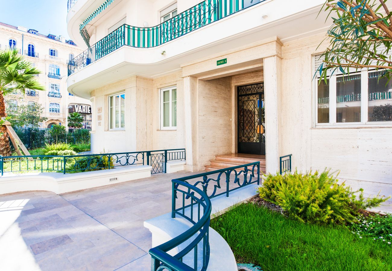 Апартаменты на Ницца / Nice -  METROPOLE, Appartement avec balcon, centre ville by RIVIERA HOLIDAY HOMES 