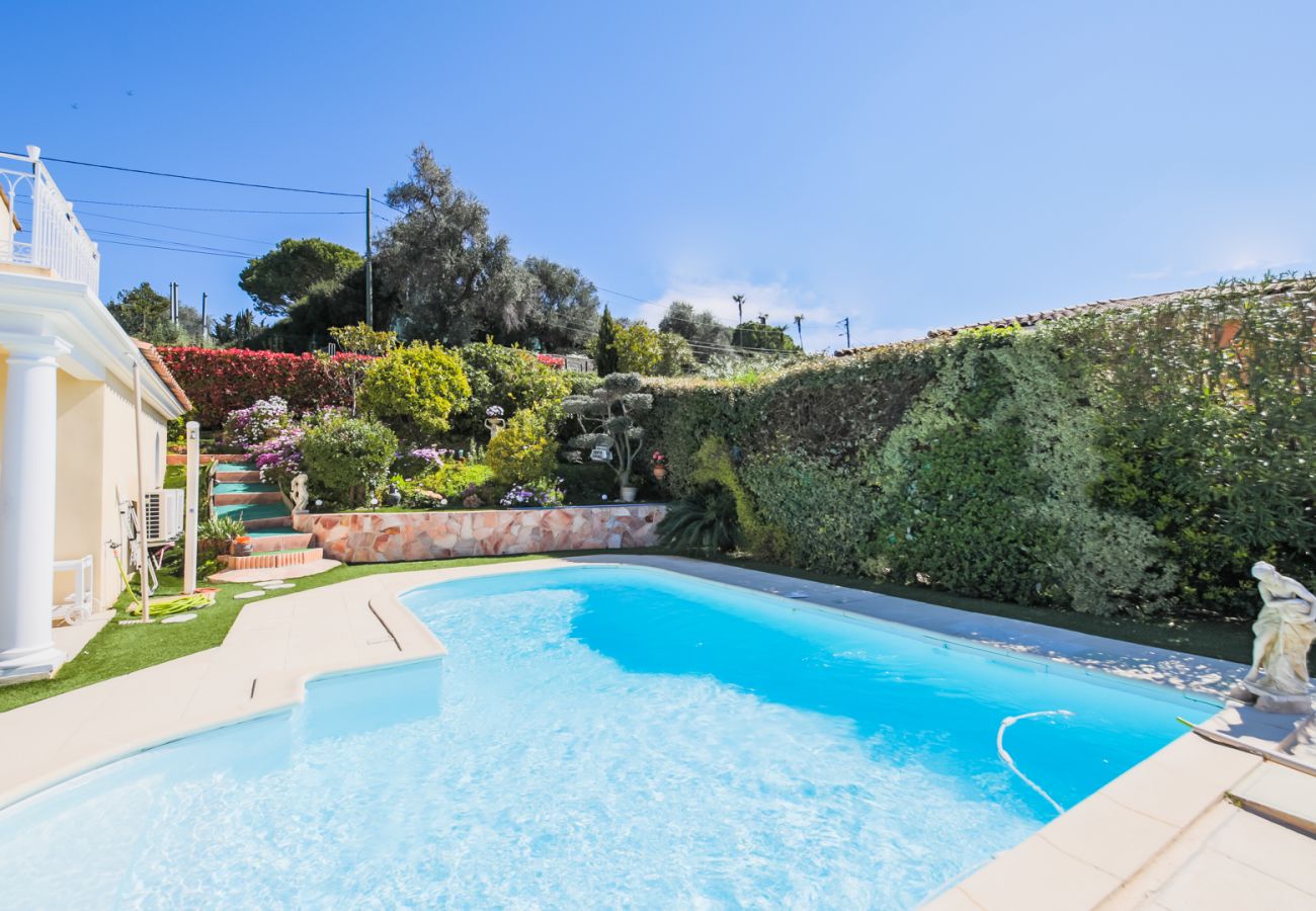 Вилла на Ницца / Nice - LA CASETTA DEI FIORI, Terrasse avec Piscine by RIVIERA HOLIDAY HOMES