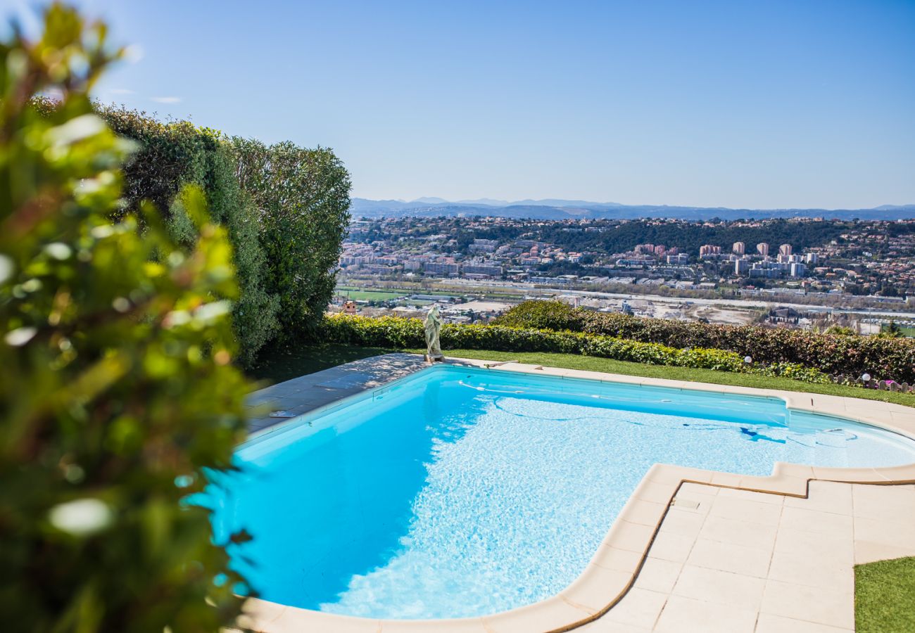 Вилла на Ницца / Nice - LA CASETTA DEI FIORI, Terrasse avec Piscine by RIVIERA HOLIDAY HOMES