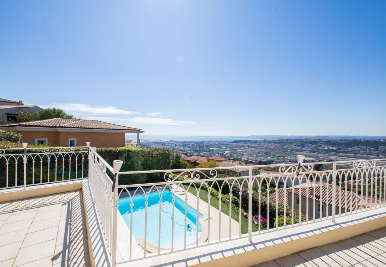 Вилла на Ницца / Nice - LA CASETTA DEI FIORI, Terrasse avec Piscine by RIVIERA HOLIDAY HOMES