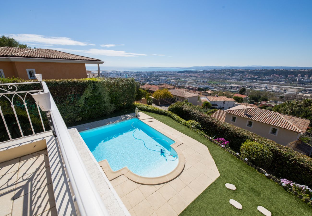 Вилла на Ницца / Nice - LA CASETTA DEI FIORI, Terrasse avec Piscine by RIVIERA HOLIDAY HOMES