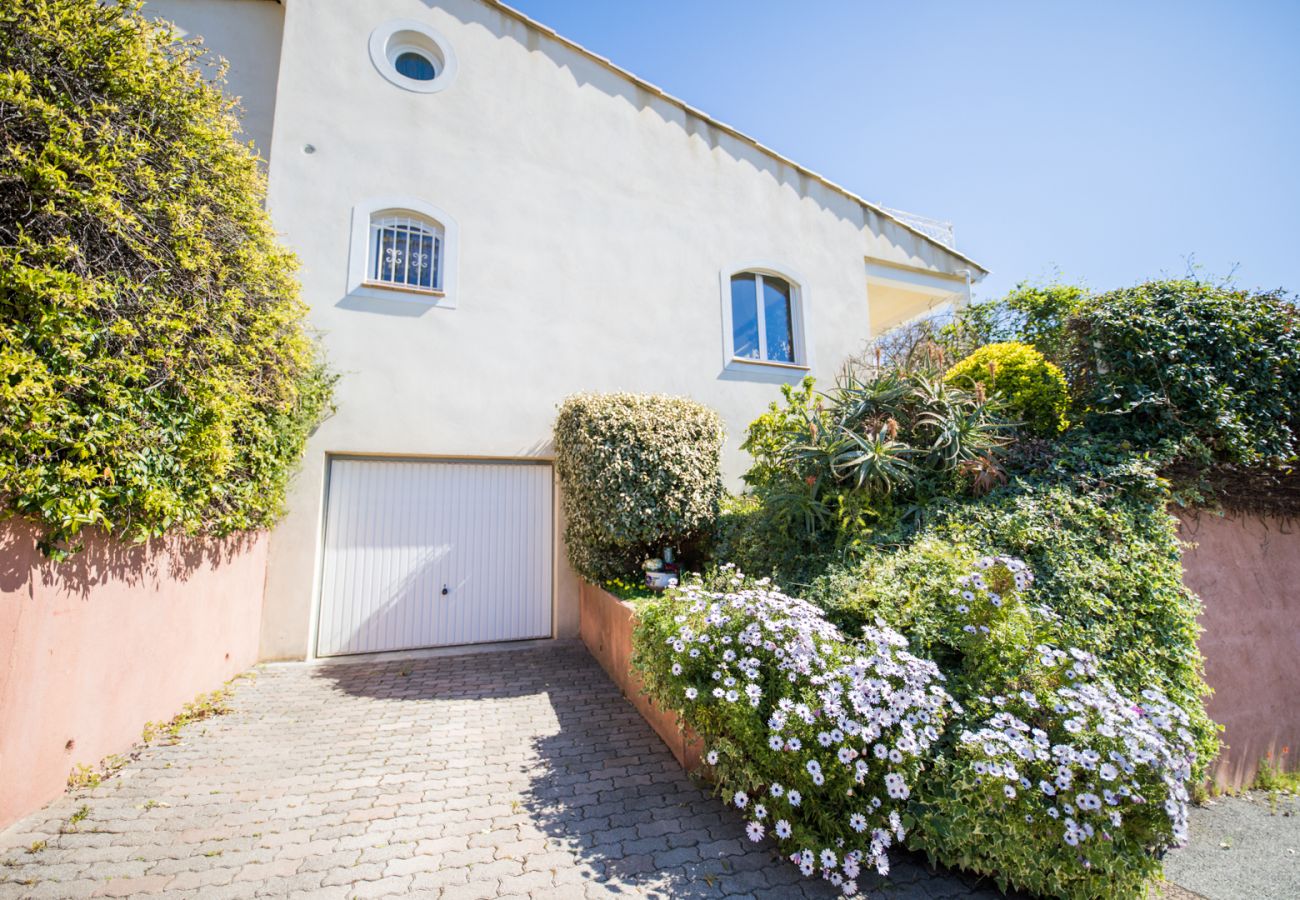 Вилла на Ницца / Nice - LA CASETTA DEI FIORI, Terrasse avec Piscine by RIVIERA HOLIDAY HOMES