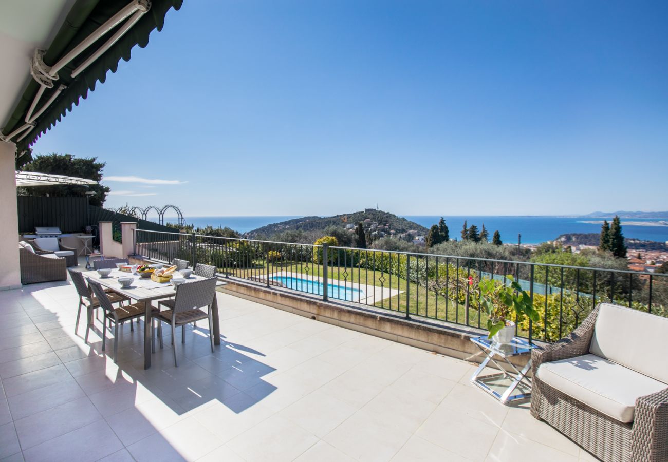 Вилла на Ницца / Nice -  VINAIGRIER HILLS, Grande Villa avec terrasse, piscine une belle vue mer by RIVIERA HOLIDAY HOMES 