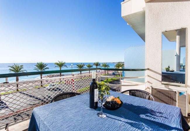  на Nice - LE FLORIDE, Terrasse sur la Promenade des Anglais avec belle vue mer by RIVIERA HOLIDAY HOMES 