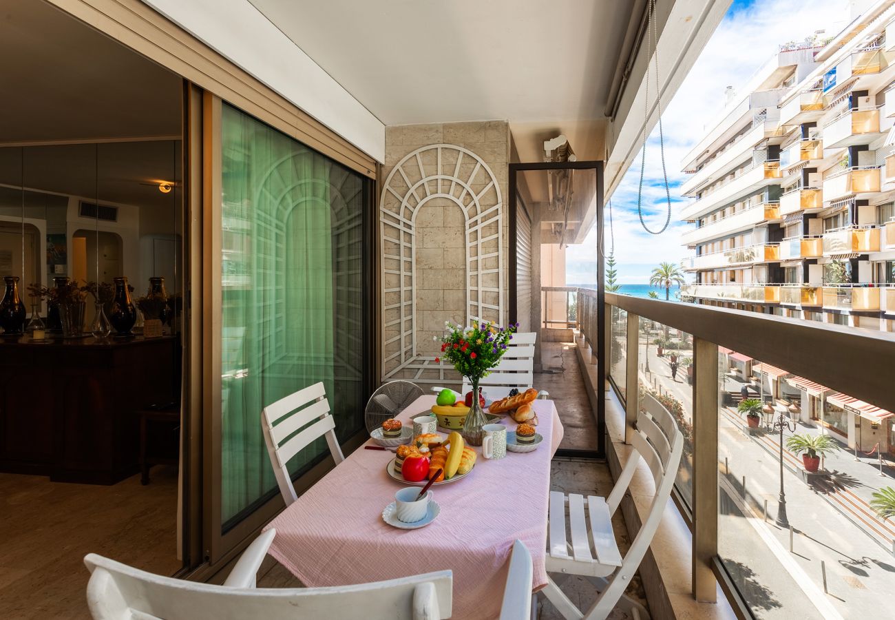 Апартаменты на Ницца / Nice -  MASSENET VIEW , Appartement avec une belle terrasse vue mer by RIVIERA HOLIDAY HOMES 