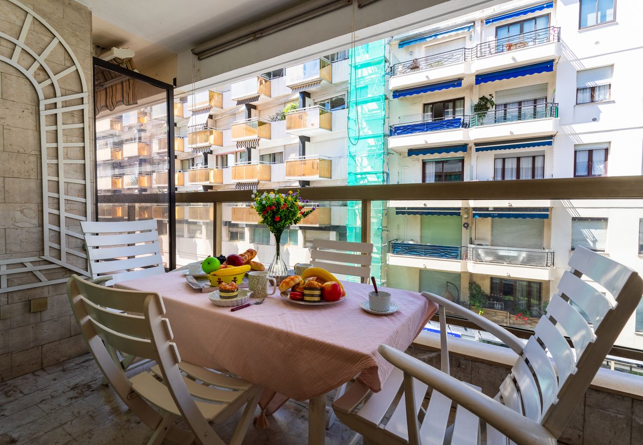 Апартаменты на Ницца / Nice -  MASSENET VIEW , Appartement avec une belle terrasse vue mer by RIVIERA HOLIDAY HOMES 